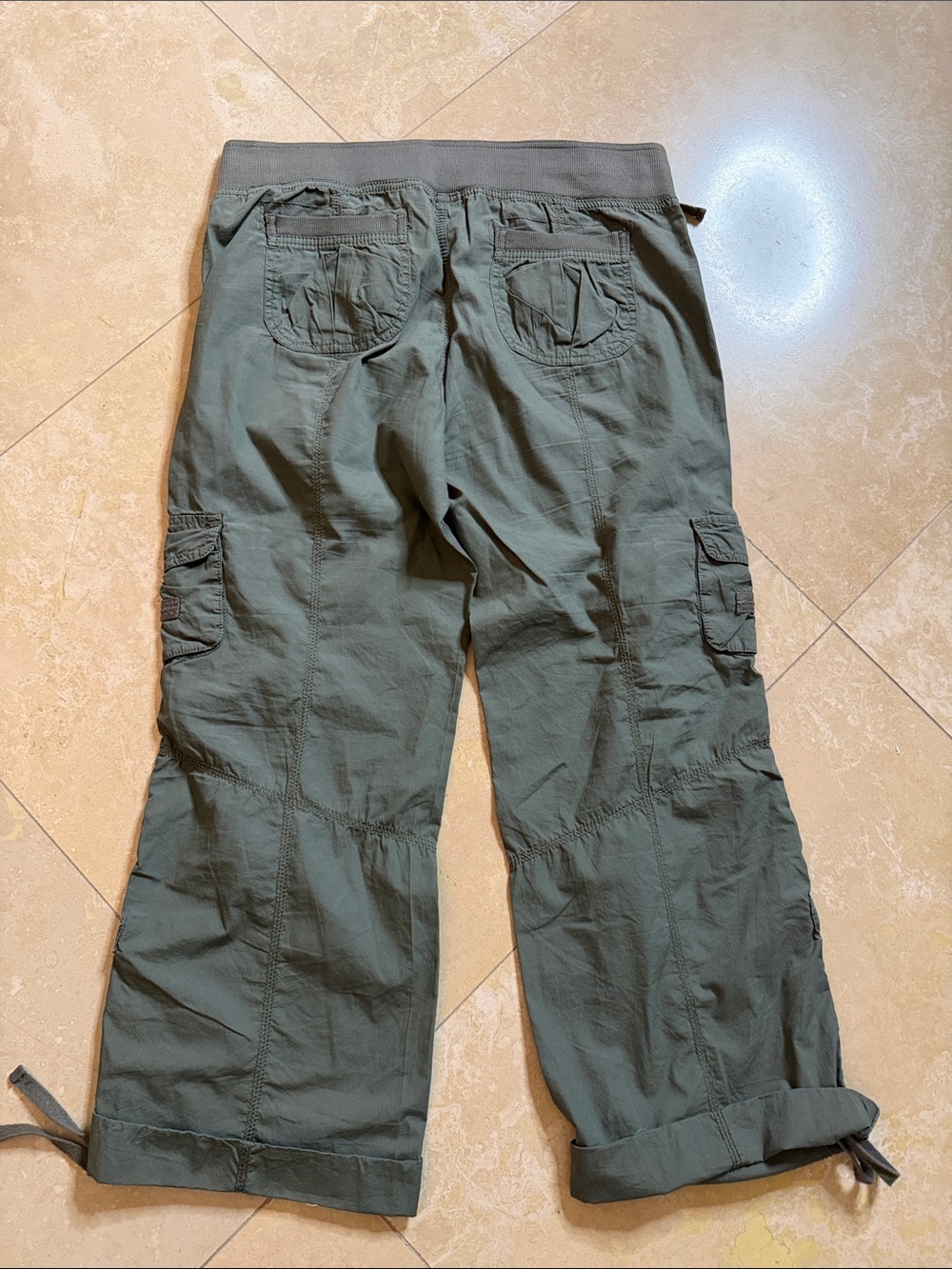 💕Almost Famous Olive Green Wide-Leg Cargo Capris💕 - Picture 3 of 7